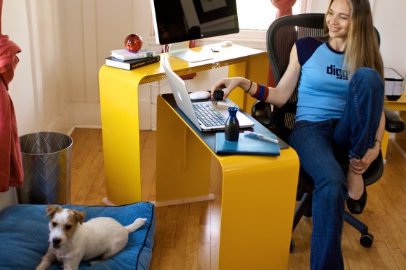 Yellow desk girl in Digg T-Shirt